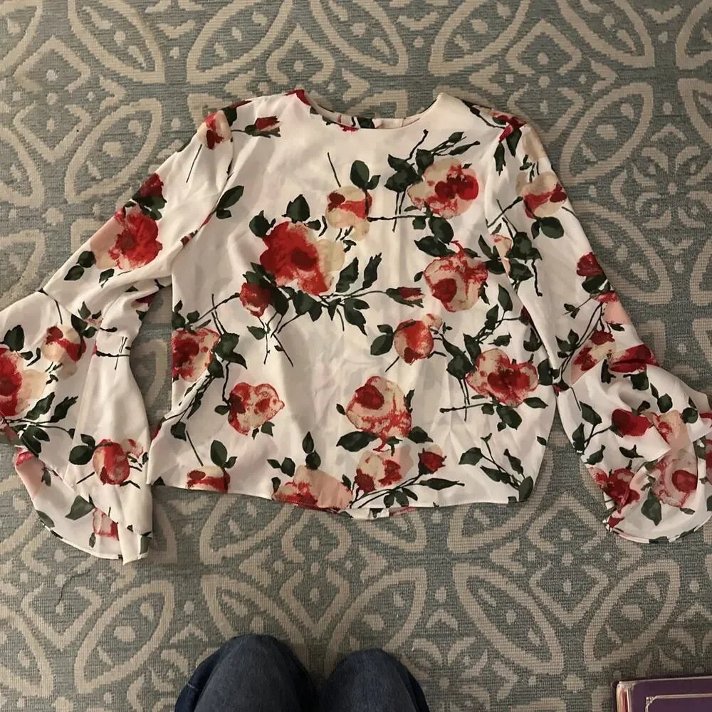Carmen Marc Valvo Blouse Top Shirt Bell Sleeve White Floral Button Back Size 10 - Picture 7 of 7